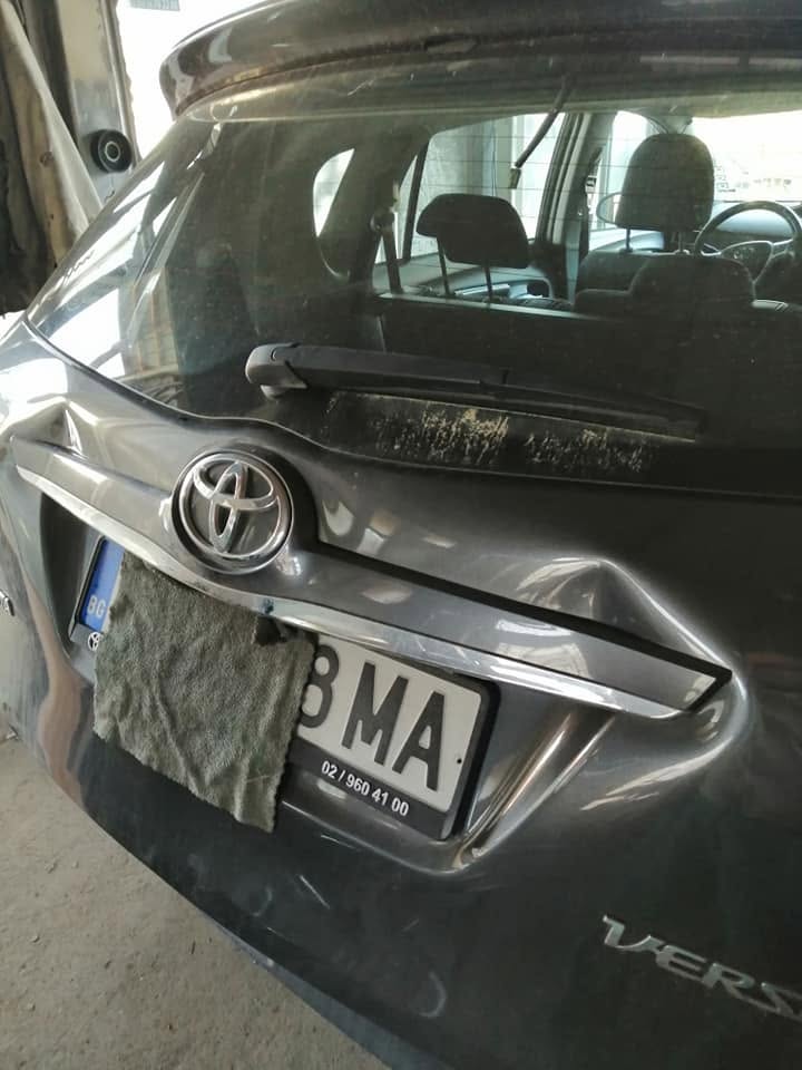 Заден капак на Toyota Verso преди изправяне